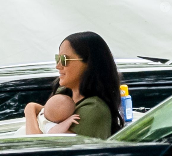Meghan Markle, duchesse de Sussex et son fils Archie Harrison Mountbatten-Windsor lors d'un match de polo de bienfaisance King Power Royal Charity Polo Day à Wokinghan, comté de Berkshire, Royaume Uni, le 10 juillet 2019. (AGENCE / BESTIMAGE).