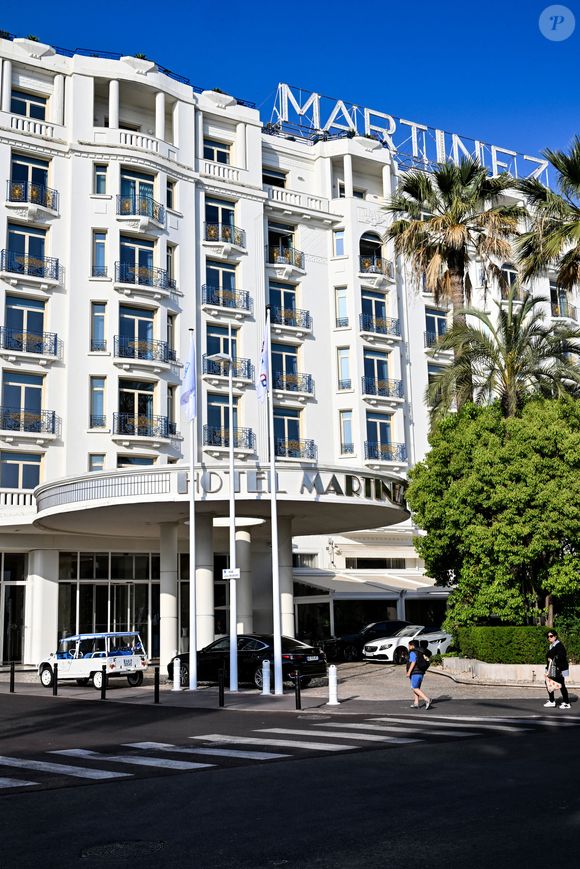 Toutefois, l'intrigue ne s'arrête pas à Saint-Tropez : les personnages s'inviteront aussi sur la Croisette, avec un tournage prévu au sein du mythique Hôtel Martinez.

Illustration des hôtels de la Croisette à Cannes, le 21 avril 2026. Ici l'Hôtel Martinez - dans The Unbound Collection by Hyatt. 

© Bruno Bebert / Bestimage
