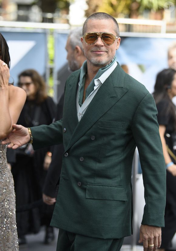 Brad Pitt et sa compagne Ines De Ramon à la sortie de la première du film "F1" au Cineworld de Leicester Square à Londres, le 23 juin 2025. @Backgrid UK/ Bestimage