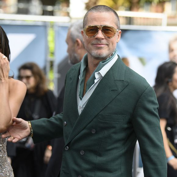 Brad Pitt et sa compagne Ines De Ramon à la sortie de la première du film "F1" au Cineworld de Leicester Square à Londres, le 23 juin 2025. @Backgrid UK/ Bestimage