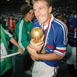 Quelques jours après la défaite de l'équipe de France face à l'Espagne en demi-finale de la Coupe du monde 2026, le sélectionneur des Bleus s'apprête à vivre ses derniers instants sur le banc tricolore

Archives : Didier Deschamps vainqueur de la coupe du monde 1998 JACOVIDES-COLIN / BESTIMAGE