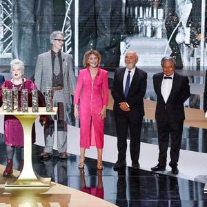 Un César spécial pour la troupe du Splendid, Josiane Balasko, Michel Blanc, Thierry Lhermitte, Marie-Anne Chazel, Gérard Jugnot, Christian Clavier et Bruno Moynot, sur scène lors de la 46ème cérémonie des César à l'Olympia à Paris le 12 mars 2021. ©   Pierre Villard/ Pool / Bestimage