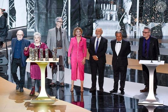 Un César spécial pour la troupe du Splendid, Josiane Balasko, Michel Blanc, Thierry Lhermitte, Marie-Anne Chazel, Gérard Jugnot, Christian Clavier et Bruno Moynot, sur scène lors de la 46ème cérémonie des César à l'Olympia à Paris le 12 mars 2021. ©   Pierre Villard/ Pool / Bestimage