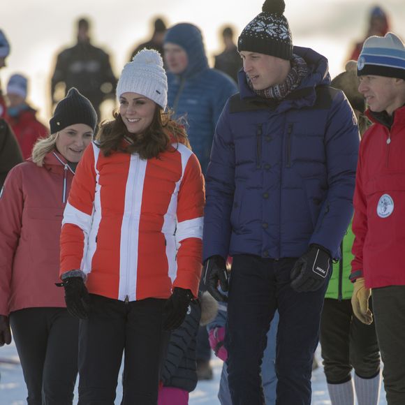 Il y a quelques jours seulement, Kate Middleton et le prince William ont été aperçus en famille, en train de profiter d'une escapade en famille à Courchevel

Le prince William, duc de Cambridge et Catherine Kate Middleton (enceinte), duchesse de Cambridge rencontrent des enfants de l'école de ski à Oslo.