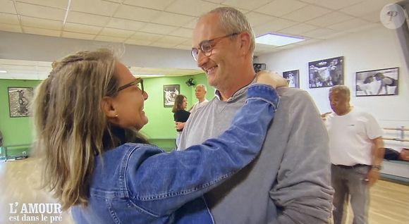 Cô đã hoàn toàn làm anh ta đảo lộn trong một lớp học nhảy. Gilles ở trang trại với những người theo đuổi anh ta là Isabelle và Pascaline trong "Tình yêu ở đồng cỏ"