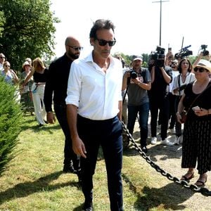 Anthony Delon et son demi-frère Alain-Fabien découvrent les hommages devant les grilles de la propriété de Douchy, quelques heures avant les obsèques de leur père, A.Delon, le 24 août 2024. © Agence / Bestimage