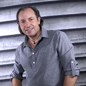 Exclusif - Portrait de Philippe Candeloro à Paris, le 14 novembre 2025.

© Cédric Perrin/Bestimage