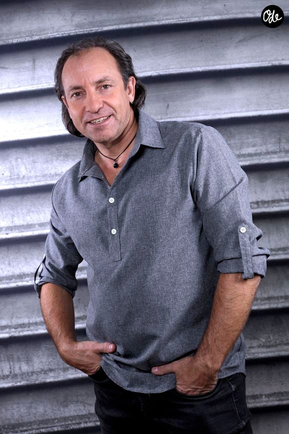 Exclusif - Portrait de Philippe Candeloro à Paris, le 14 novembre 2025.

© Cédric Perrin/Bestimage