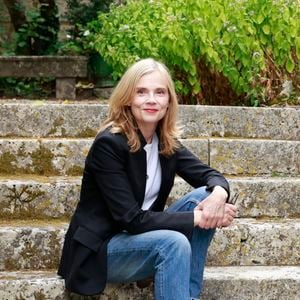"Je me souviens très bien de la décision d’aller dans le placard et d’aller chercher des médicaments...", raconte-t-elle avec beaucoup de courage et de résilience.

Isabelle Carré, film Les rêveurs La 18ème édition du festival du Film Francophone d'Angoulême, mercredi 27 août 2025. © Christophe Aubert via Bestimage