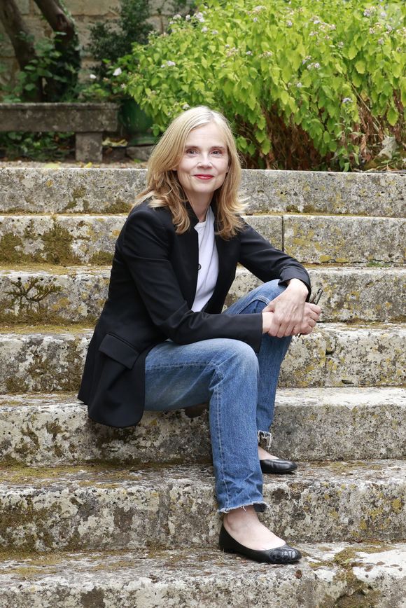 "Je me souviens très bien de la décision d’aller dans le placard et d’aller chercher des médicaments...", raconte-t-elle avec beaucoup de courage et de résilience.

Isabelle Carré, film Les rêveurs La 18ème édition du festival du Film Francophone d'Angoulême, mercredi 27 août 2025. © Christophe Aubert via Bestimage