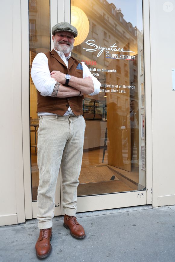 Exclusif - Le chef Philippe Etchebest - Le chef Philippe Etchebest ouvre son restaurant éphémère "Signature" du 9 au 30 octobre au 25 rue Sedaine à Paris dans le 11ème arrondissement le 8 octobre 2025. © Jean-Marc Lhomer/Bestimage