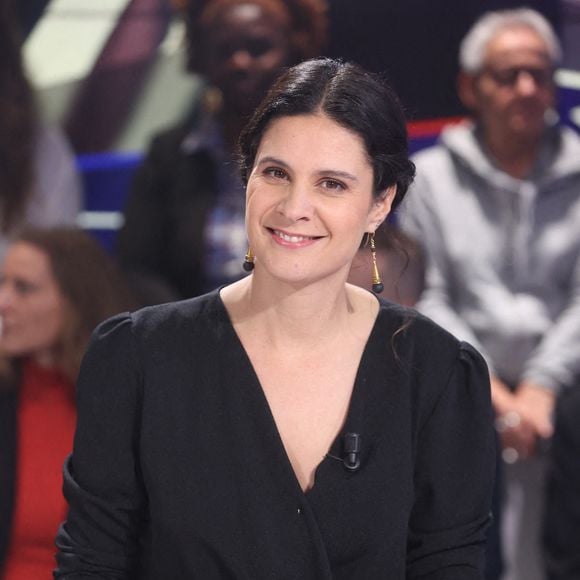 Exclusif - Apolline de Malherbe apparaît pour une interview sur BFM TV à Paris, France, le 04 décembre 2024. Photo by Jerome Dominé/ABACAPRESS.COM