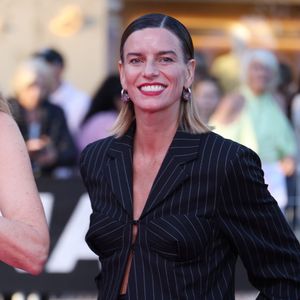 Fauve Hautot sur le pink carpet de la cérémonie de clôture du festival Canneseries saison 8 au palais des festivals à Cannes le 29 avril 2025. © Denis Guignebourg / Bestimage