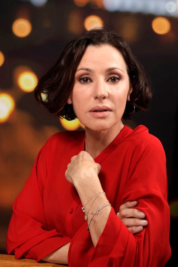 Tina Arena a confié que son fils Gabriel vit désormais en France, loin d’elle, ce qui lui cause un profond manque au quotidien. 

Rendez-vous portrait en studio avec Tina Arena.
© Cédric Perrin / Bestimage