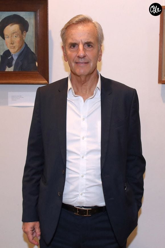 Interviewé avec ses fils Marc et Rémy, le journaliste est revenu sur son cancer de la peau, diagnostiqué une première fois en 2016, puis de nouveau en 2022. 

Exclusif - Bernard de La Villardière - Vernissage de l'exposition « Augustin Rouart, Portraits d'enfants » à l’occasion du livre « Entre père et fils » de J.M. Rouart. Mairie du 8ème arrondissement de Paris, France, le 10 Mai 2023. 
© Bertrand Rindoff / Bestimage
