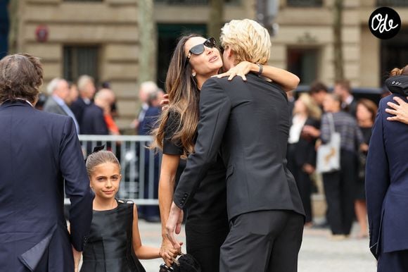 Francesca Agostinelli et sa fille - Arrivées aux obsèques de Mathilde Favier en l'église Saint-Sulpice à Paris, le 31 aout 2026. © Dominique Jacovides-Cyril Moreau/Bestimage