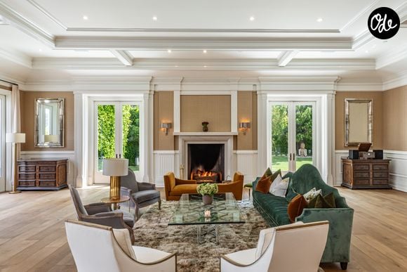 L’ancienne propriété de Ben Affleck et Jennifer Lopez à Beverly Hills s’étend sur près de deux hectares. La résidence compte 12 chambres, 24 salles de bains, une piscine à débordement, un vaste complexe sportif et un garage pouvant accueillir 12 voitures. Crédit photo : Simon Berlyn.