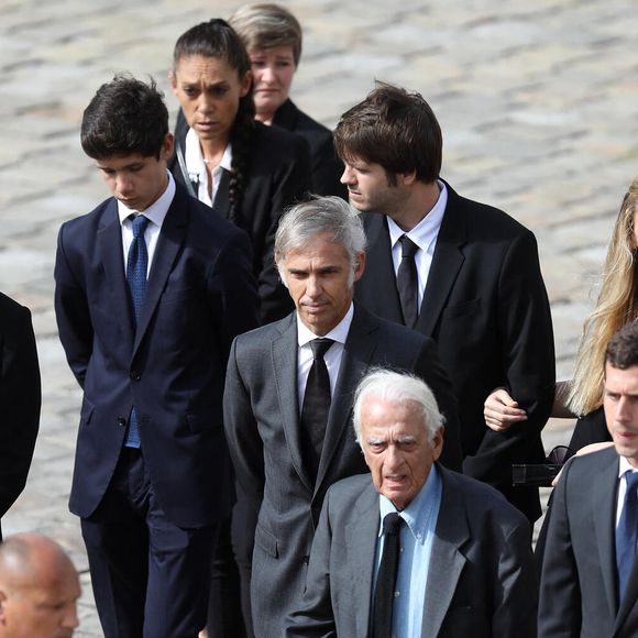Ses 3 enfants encore vivants, Paul, Stella et Florence Belmondo, se les déchirent au tribunal 

Les membres de la famille, Florence Belmondo, Alain Belmondo (frère), Luana, Stella, Annabelle, Paul, Alessandro, Victor, Florence (Fille), Giacomo, Olivier (Neveu fils d'Alain), Muriel Belmondo (soeur) lors de la cérémonie d’hommage national à Jean-Paul Belmondo à l’Hôtel des Invalides à Paris, France, le 9 septembre 2021. © Dominique Jacovides/Bestimage