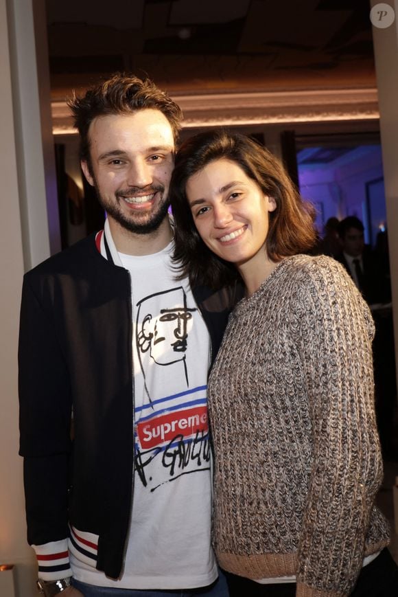 Tom Villa et sa compagne Marion - Soirée pour la sortie du livre d'Alison Wheeler "Ma vie est mieux que la vôtre" à l'Hôtel Vernet à Paris. © Cédric Perrin/Bestimage