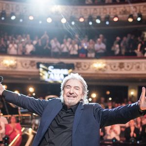 Serge Lama déclare sa flamme à une grande chanteuse francophone

Exclusif - Serge Lama en backstage de l'enregistrement de l'émission "Serge Lama, le dernier rappel" présentée par F. Bollaert, diffusée le vendredi 21 novembre 2025 sur France 3 à 21h10, au théâtre Marigny à Paris, France, le 29 avril 2025. © Clovis-Moreau/Bestimage