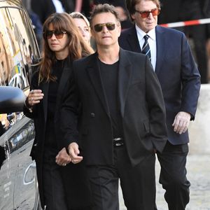 David Hallyday a révélé que ses petits-enfants ne l’appellent ni "papi" ni "pépé".
David Hallyday et sa femme Alexandra Pastor aux obsèques de Nathalie Baye en l'église Saint-Sulpice à Paris le 23 avril 2026.
© Clement Prioli / Bestimage