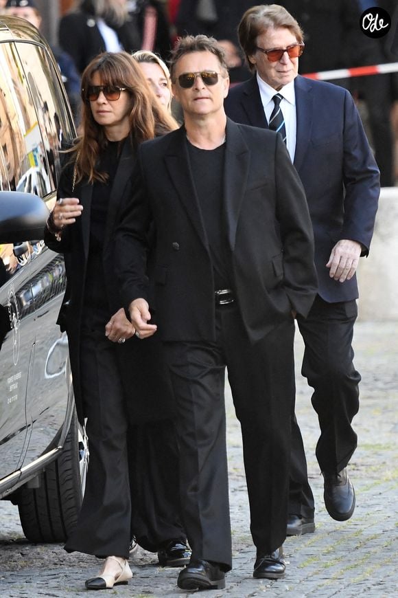 David Hallyday a révélé que ses petits-enfants ne l’appellent ni "papi" ni "pépé".

David Hallyday et sa femme Alexandra Pastor aux obsèques de Nathalie Baye en l'église Saint-Sulpice à Paris le 23 avril 2026.

© Clement Prioli / Bestimage
