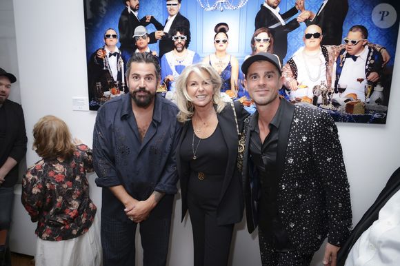 Artus, Caroline Margeridon, Philippe Shangti, lors de la présentation de l'oeuvre "No Judgement here" de Philippe Shangti avec l'équipe du film "Un p'tit truc en plus" au studio Harcourt à Paris le 4 juin 2025.

© Jack Tribeca / Bestimage