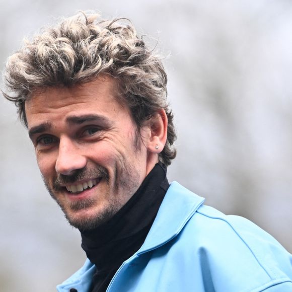 “Il faisait un carton auprès des filles, c'était impressionnant”, conclut-elle

Antoine Griezmann porte une veste en cuir bleue Possery à Clairefontaine, France. © Federico Pestellini/Panoramic/Bestimage