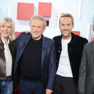 Exclusif - Chantal Ladesou, Michel Drucker, Damien Thevenot, et Emmanuel Chaunu lors de l'enregistrement de l'émission Vivement Dimanche, au studio Rive gauche, à Paris, France, le 22 octobre 2025, présentée par M.Drucker, diffusée sur France 3 le 16 novembre 2025. © Guillaume Gaffiot/Bestimage