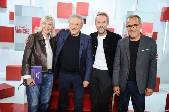 Exclusif - Chantal Ladesou, Michel Drucker, Damien Thevenot, et Emmanuel Chaunu lors de l'enregistrement de l'émission Vivement Dimanche, au studio Rive gauche, à Paris, France, le 22 octobre 2025, présentée par M.Drucker, diffusée sur France 3 le 16 novembre 2025. © Guillaume Gaffiot/Bestimage