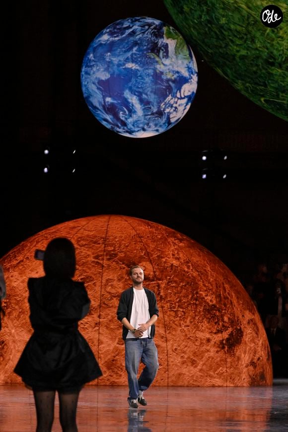 Le créateur de mode Matthieu Blazy sur le podium lors du défilé Chanel prêt-à-porter femme Printemps/Été 2026, dans le cadre de la Fashion Week de Paris, le 6 octobre 2025 à Paris, en France. © Bestimage