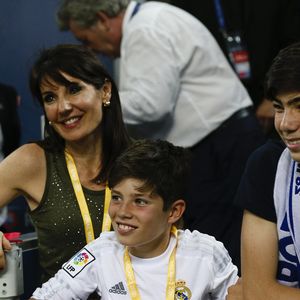 Le plus jeune de la lignée s'est d'ailleurs déjà distingué sur la scène européenne avec les sélections nationales de jeunes.

La femme Zinédine Zidane, Véronique et ses enfants Elyaz et Théo - Le Real Madrid de Zinédine Zidane remporte la Ligue des champions aux tirs au buts face à l'Atlético de Madrid,  à Milan le 28 mai 2016.

© Bestimage