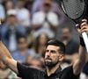 Novak Djokovic a brillamment orchestré son entrée dans l'US Open en s'imposant en trois sets (6-1, 7-6, 6-2) face à l'Américain Learner Tien sous les yeux de l'icône du tennis.

Flushing Meadows, New York  Novak Djokovic a affronté le talentueux Learner Tien au stade Louis Armstrong de l'USTA Billie Jean King National Tennis Center à Flushing, dans le Queens, captivant les fans avec un jeu très énergique. 2025.