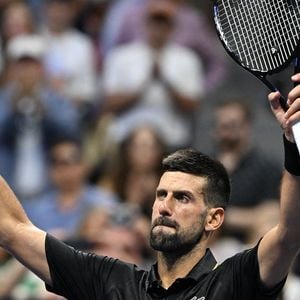 Novak Djokovic a brillamment orchestré son entrée dans l'US Open en s'imposant en trois sets (6-1, 7-6, 6-2) face à l'Américain Learner Tien sous les yeux de l'icône du tennis.

Flushing Meadows, New York  Novak Djokovic a affronté le talentueux Learner Tien au stade Louis Armstrong de l'USTA Billie Jean King National Tennis Center à Flushing, dans le Queens, captivant les fans avec un jeu très énergique. 2025.