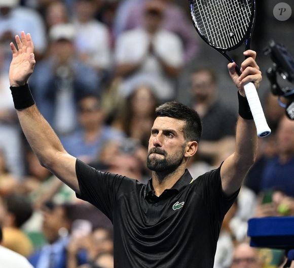 Novak Djokovic a brillamment orchestré son entrée dans l'US Open en s'imposant en trois sets (6-1, 7-6, 6-2) face à l'Américain Learner Tien sous les yeux de l'icône du tennis.

Flushing Meadows, New York  Novak Djokovic a affronté le talentueux Learner Tien au stade Louis Armstrong de l'USTA Billie Jean King National Tennis Center à Flushing, dans le Queens, captivant les fans avec un jeu très énergique. 2025.