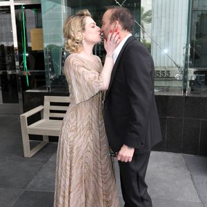 Exclusif -   Emilie Dequenne (En Dior) se prépare pour la 95ème édition de la cérémonie des Oscars à Los Angeles dans sa chambre d'hôtel (Le Sofitel Beverly Hills) avec son mari Michel Ferracci (en Fursac) le 12 mars 2023.
© Agence / Bestimage
