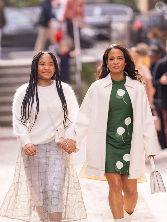 La première concerne les ascenseurs parisiens, bien plus petits qu’aux États-Unis. Christina Milian explique avoir été étonnée par leur taille minuscule

Christina Milian et Violet Madison, sa fille aînée au défilé Akris "Collection Prêt-à-Porter Automne/Hiver 2025-2026" lors de la Fashion Week de Paris (PFW), le 9 mars 2025
Pierre Perusseau / Tiziano da Silva / Bestimage