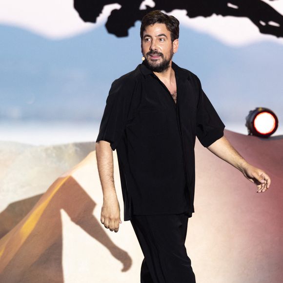 Exclusif - Maxime Gasteuil - Enregistrement de l'émission "L'humour à la plage" pour la 2eme édition du festival de Juan les Pins à la pinède Gould le 27 juin 2025. C'est l'humoriste français Kev Adams qui a initié et mis en scène ce festival dans la ville de ses grand-parents où il a passé ses vacances quand il était plus jeune. Sa grand-mère fait partie du Show aux côtés d'un plateau d'humoristes exceptionnels.
Après le succès de la première édition, TF1 et Kev Adams vous donnent rendez-vous pour une nouvelle soirée d’humour inédite et festive. Tourné face à la mer, dans l’écrin magique de la pinède Gould à Juan-les-Pins, « L’Humour à la Plage » revient pour une 2e édition encore plus ambitieuse : un grand show à ciel ouvert, pour rire ensemble et démarrer l’été en beauté. 
Une carte postale en guise de scène avec une ambiance unique; Imaginé comme une véritable fête de l’humour à ciel ouvert, sous les pins, les pieds dans le sable et la tête dans les étoiles, « L’Humour à la Plage » rassemble le temps d’un soir les plus grands noms de l’humour avec des duos inédits, des sketchs exclusifs, des impros, des happenings, des surprises… et une énergie communicative portée par un public survolté. 
Une programmation exceptionnelle qui donne le sourire; Pour cette 2ème édition, Kev Adams s’est entouré de Gad Elmaleh, Camille Lellouche, Maxime Gasteuil, Élodie Poux, Franck Dubosc, Marine Leonardi, Anne Roumanoff, Chantal Ladesou, Marie s’infiltre, Nino Arial, Az, Titoff, Kody… Et de nombreux invités-surprise que vous n’avez jamais vus sur la scène d’un gala d’humour.
Un spectacle familial, solaire et intergénérationnel; Conçu pour rassembler toutes les générations, « L’Humour à la Plage » promet de faire du rire un moment de fête. Un show festif, solaire, et populaire, à savourer ensemble pour bien démarrer l’été.
L'émission du e gala « L'Humour à la Plage » sera diffusése sur TF1 le 15 juillet à 21h10 pour une soirée unique de rires et de surprises ! © Bruno Bebert / Bestimage