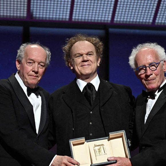(G-R) Le co-producteur belge Luc Dardenne, l'acteur américain John C. Reilly et le co-producteur belge Jean-Pierre Dardenne s'expriment sur scène après avoir remporté le prix du meilleur scénario pour le film "Jeunes Meres" (The Young Mother's Home) lors de la cérémonie de clôture de la 78e édition du Festival de Cannes à Cannes, France, le 24 mai 2025. Photo de David Niviere/ABACAPRESS.COM