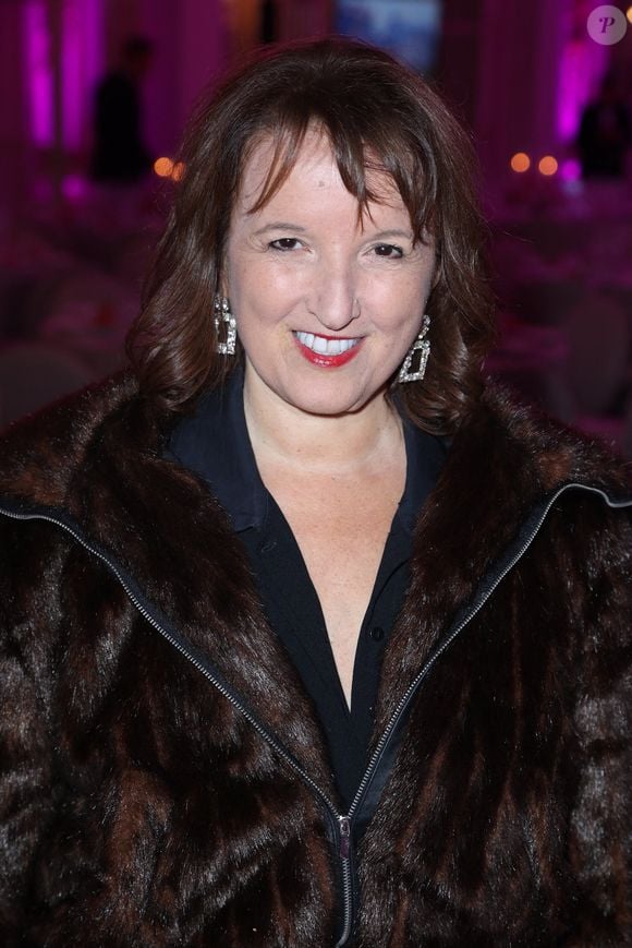 Anne Roumanoff assiste au dîner Peninsula in Pink par Octobre Rose au profit des Bonnes Fees, à Paris, France, le 03 octobre 2024. Photo par Jerome Dominé/Abaca