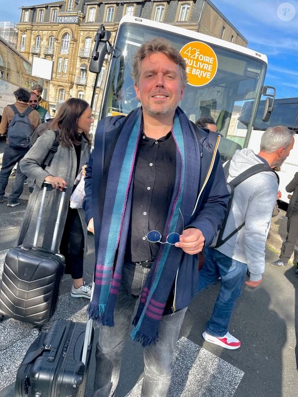 Alex Vizorek à son arrivée à la gare pour la 42ème Foire du livre de Brive, à Brive-la-Gaillarde, FRance, le 8 novembre 2024. © Fabien Faure/Bestimage