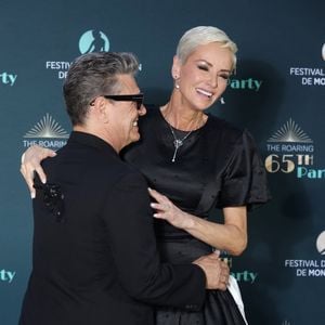 et très tactiles comme à leur habitude : l'interprète de "Elle a les yeux revolver" ne pouvait détacher ses mains de sa dulcinée. 

Marc Lavoine et sa compagne Adriana Karembeu - Personnalités présentes à la « Roaring Party », soirée organisée à l'occasion du 65e anniversaire du Festival de télévision de Monte-Carlo au Monte-Carlo Bay, le 15 juin 2026.

© Denis Guignebourg / Bestimage