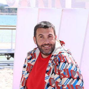 Laurent Ournac lors du photo call de ''Camping paradis'  sur la plage du Majestic lors de la 7eme saison de 'CanneSeries' à Cannes le 6 Avril 2024 
Denis Guignebourg/BestImage