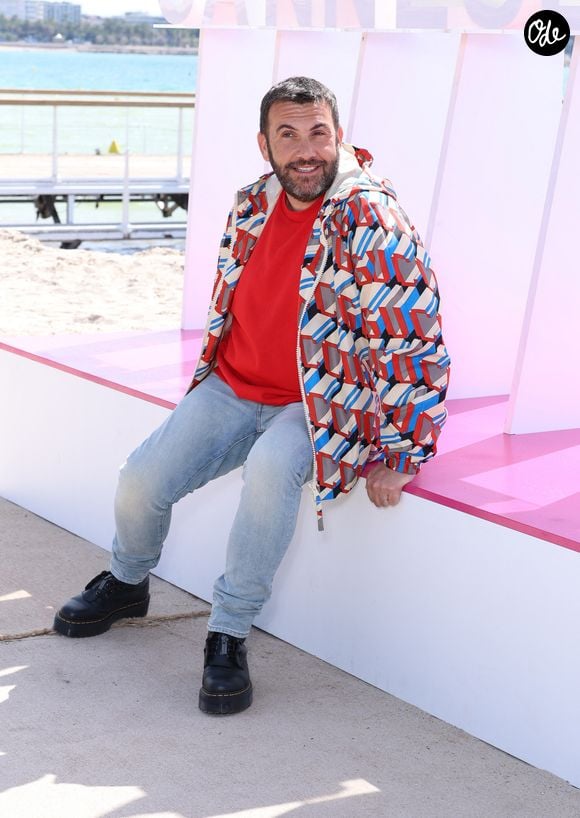 Laurent Ournac lors du photo call de ''Camping paradis'  sur la plage du Majestic lors de la 7eme saison de 'CanneSeries' à Cannes le 6 Avril 2024 
Denis Guignebourg/BestImage