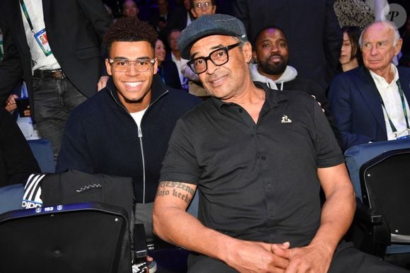 L'ancien tennisman est venu avec sa compagne Malika.

Désiré Doué ( PSG), Yannick Noah  - Jannik Sinner remporte le Rolex Paris Masters 2025 face à Félix Auger-Aliassime à la Défense Arena . © Veeren/Bestimage