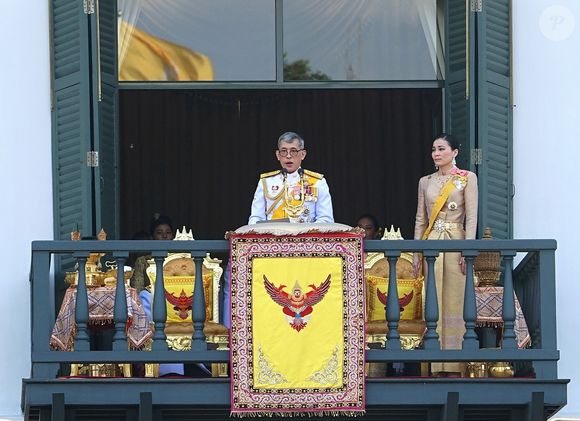 Le roi Rama X (Maha Vajiralongkorn) accompagné de sa femme la reine Suthida lors de son couronnement à Bangkok en Thaïlande. Les cérémonies et les festivités du week-end, qui ont coûté 31,4 millions de dollars, ont débuté samedi, lorsque le roi a placé la Grande couronne de victoire de 16 livres sur sa tête et a déclaré qu'il régnerait avec justice, le 6 mai 2019.