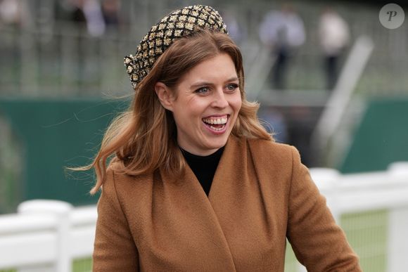 Marquée par cette expérience, la princesse Beatrice souhaite maintenant s’engager pour aider les familles confrontées à la prématurité. 

La princesse Beatrice d'York - Les membres de la famille royale d'Angleterre assistent au Cheltenham Festival, les courses de Cheltenham - jour 3 le 14 mars 2024. Julien Burton / Bestimage