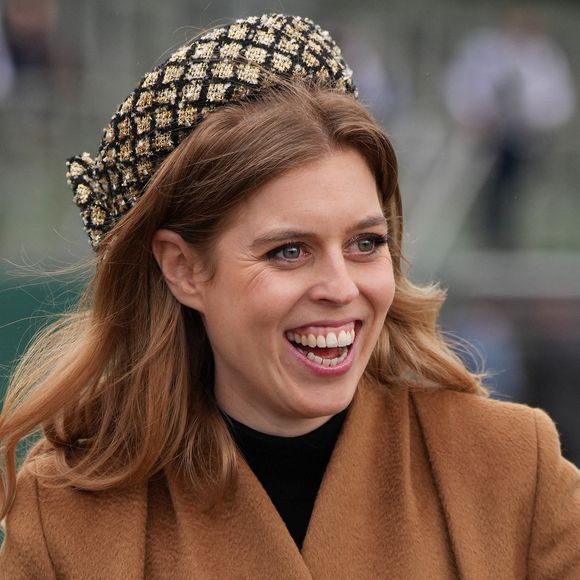 Marquée par cette expérience, la princesse Beatrice souhaite maintenant s’engager pour aider les familles confrontées à la prématurité. 

La princesse Beatrice d'York - Les membres de la famille royale d'Angleterre assistent au Cheltenham Festival, les courses de Cheltenham - jour 3 le 14 mars 2024. Julien Burton / Bestimage