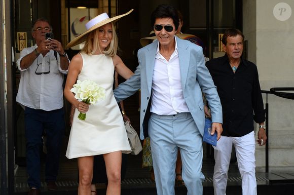 Les jeunes mariés, Jean-Luc Lahaye et sa femme Paola (Lahaye-Aubin) à la sortie de la mairie du 18ème arrondissement de Paris - J.L.Lahaye s'est marié en secondes noces avec sa compagne P.Aubin à la mairie du 18ème arrondissement de Paris, le 2 juillet 2025. 
Crédit : Agence / Bestimage