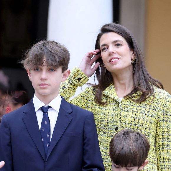 Charlotte Casiraghi et ses enfants Raphaël Elmaleh,  Balthazar Rassam - La famille princière monégasque dans la cour d'honneur du palais lors de la la fête nationale à Monaco le 19 novembre 2025. © Dominique Jacovides - Bruno Bebert / Bestimage